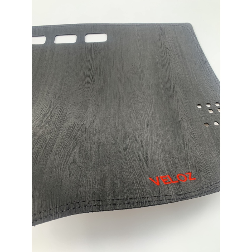 Thảm taplo da vân gỗ Veloz, thảm taplo da vân gỗ may thiết kế theo xe Veloz cao cấp hàng dày đẹp