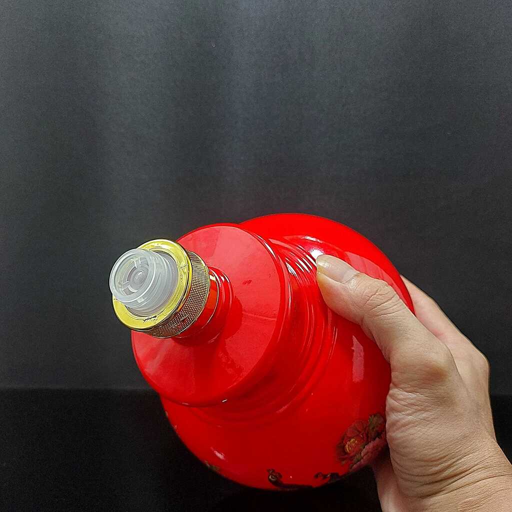 Bình Đựng Rượu Thủy Tinh 1500ml mẫu bầu tròn màu đỏ may mắn, hoa văn công phụng – Vỏ Chai Rượu Đẹp