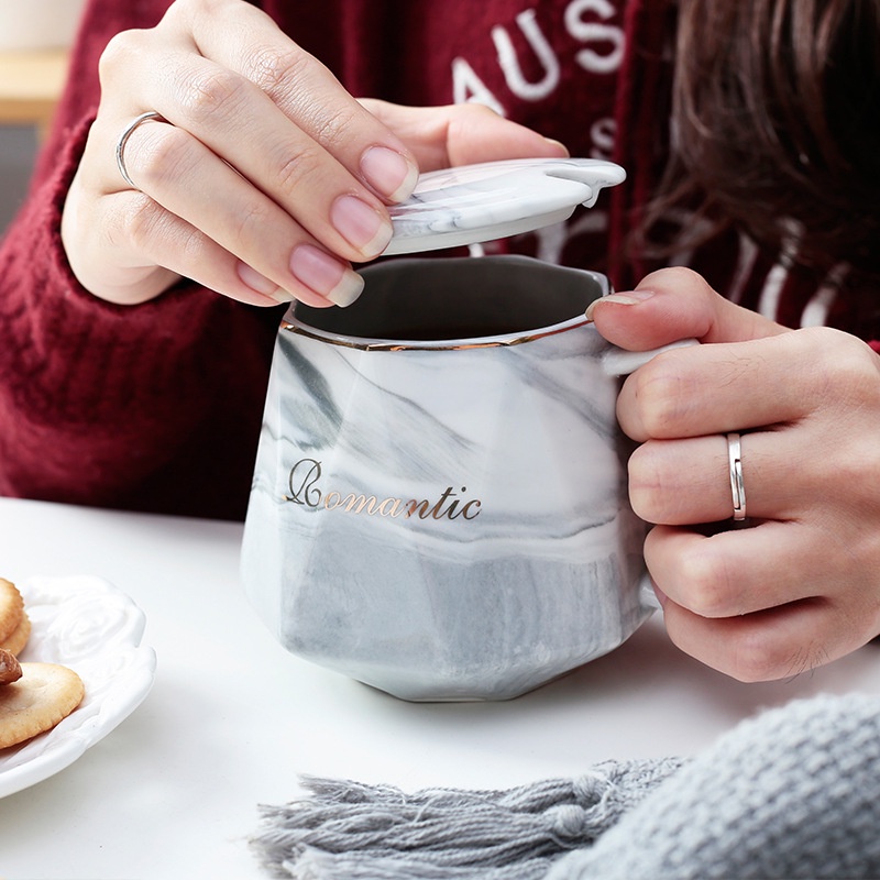 Ly cốc sứ uống trà cafe vân đá nhiều cạnh khắc chữ Romantic