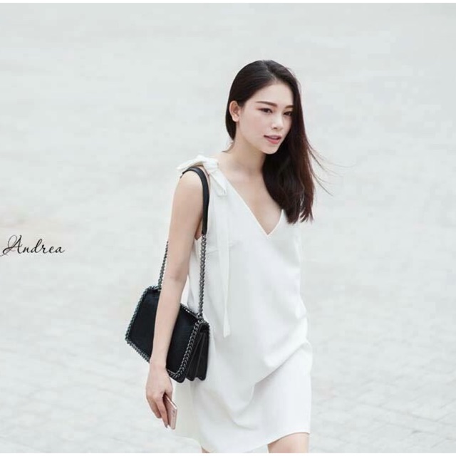 ĐẦM DÁNG SUÔNG NƠ VAI TRẮNG