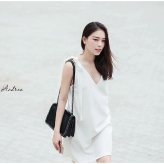 Đầm dáng suông nơ vai trắng