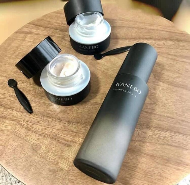 Tinh chất dưỡng ẩm mịn màng Kanebo On Skin Essence V 100ml