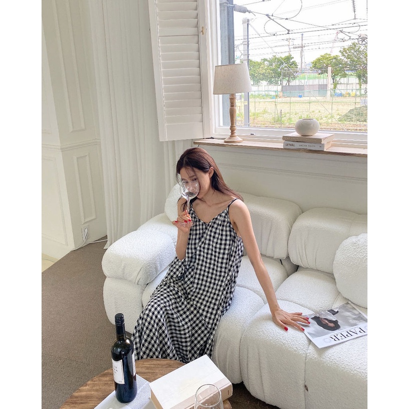。 Đầm Hai Dây Cổ Chữ V Họa Tiết Sọc Caro Trắng Đen Phong Cách Cổ Điển
