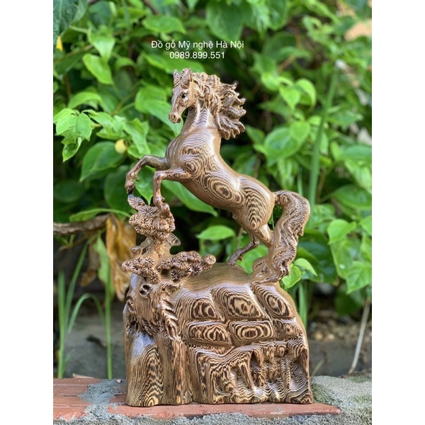 Tượng con ngựa gỗ mun đuôi công cao 30 cm