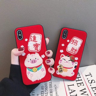 Ốp Lưng iPhone XS Max Viền Dẻo - Lưng Thêu Hình Heo Chiêu Tài và Mèo Chiêu Tài Cực Kỳ Dễ Thương, Đem lại nhiều may mắn