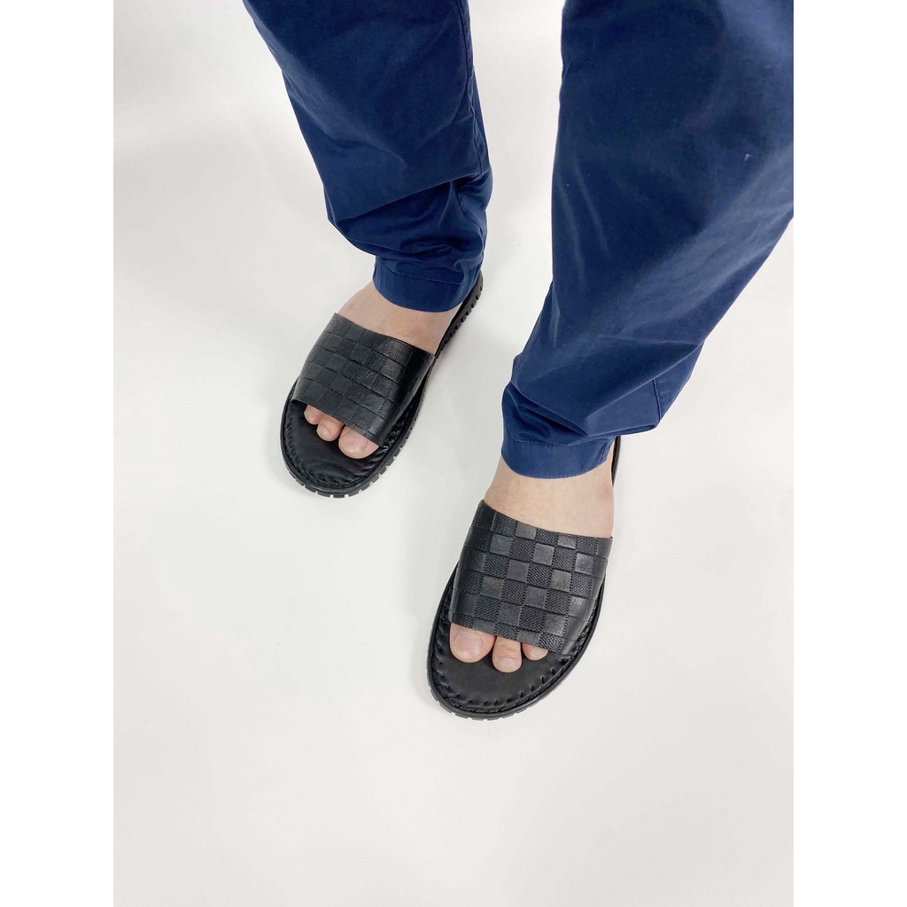 Dép nam quai ngang 100% da bò. Dép 𝐇𝐌 𝐌𝐚̃ 𝐀𝐁-𝟏𝟎𝟎𝟐 Đ𝐞̂́ 𝐊𝐡𝐚̂𝐮 chất da xịn chống bong tróc, chống hôi chân