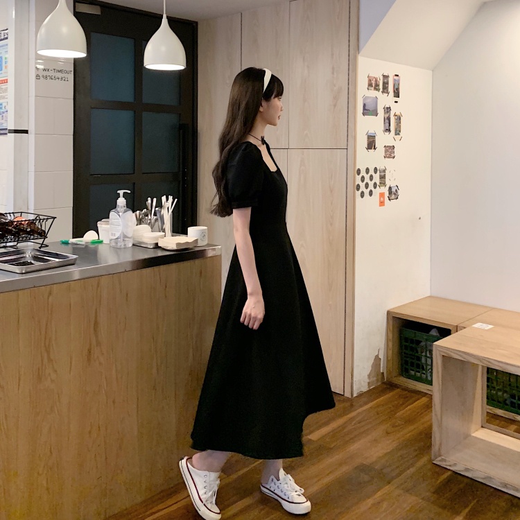 Đầm Đen Dáng Dài Qua Gối Cổ Vuông Phong Cách Thời Trang Pháp
