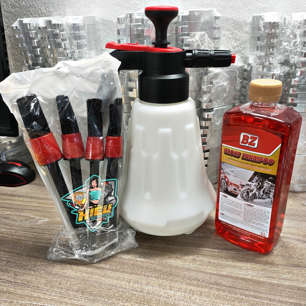 Bình Xịt Tạo Bọt Tuyết Cầm Tay Dung Tích 2 Lít Rửa Xe Ô Tô, Xe Máy Tặng Khăn + 1 Cây Cọ Lông Heo