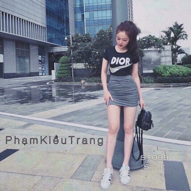 Set đồ gồm chân váy và áo.