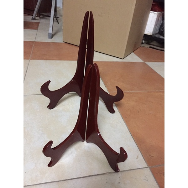 Chân giá để đĩa bằng gỗ mầu nâu.