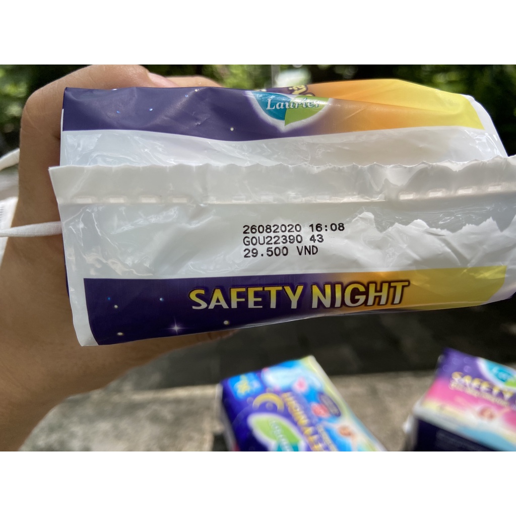 BĂNG VỆ SINH BAN ĐÊM LAURIER SAFETY NIGHT 40cm 4 miếng