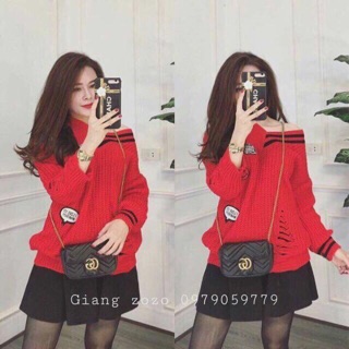 Áo len rách lệch vai.