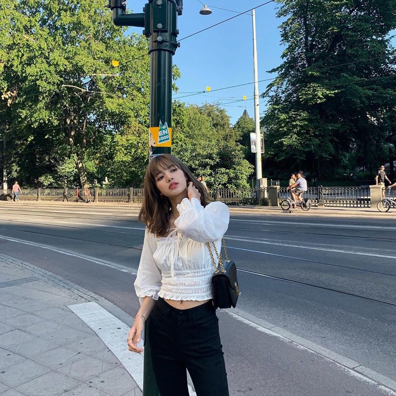 Áo croptop tay bồng Lisa Blackpink cổ vuông trắng dài phồng croptop kiểu nữ phong cách Hàn Quốc DK10T303