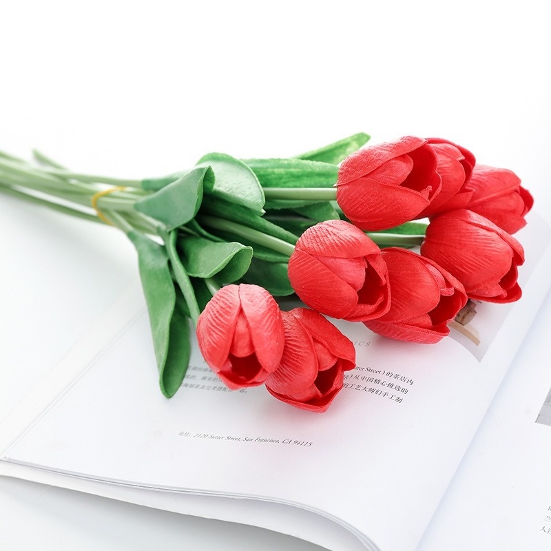 Bó hoa tulip nhân tạo trang trí tiệc cưới