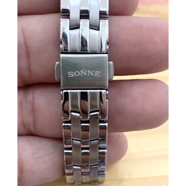 Đồng hồ nữ sang trọng .Secondhand mới 95%.Hiệu SONNE.Mặt mỏng đẹp size 24*26.Dây khoá Zin.Hàng VIP