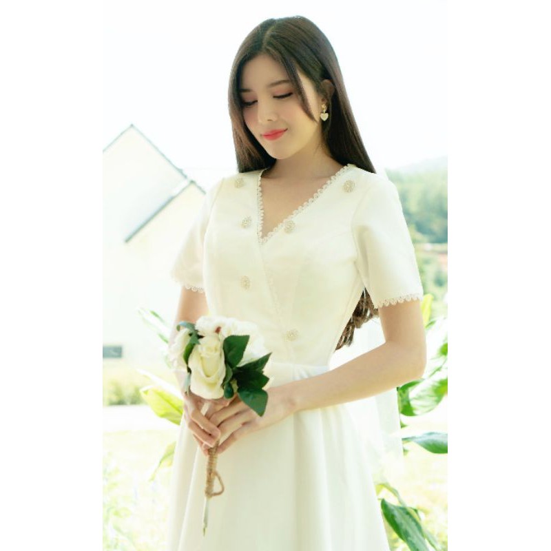 Đầm cưới Hàn Quốc cổ V đính đá tay con phi trắng cao cấp