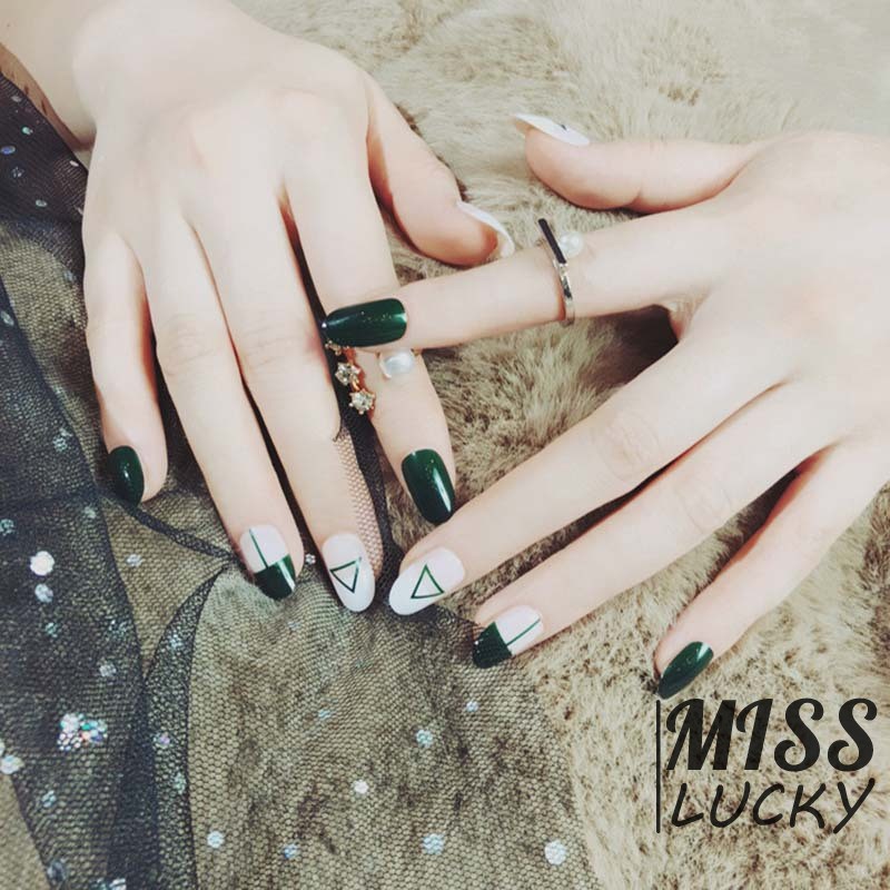 Set 24 móng tay giả trang trí họa tiết tam giác tông màu màu xanh lục đậm