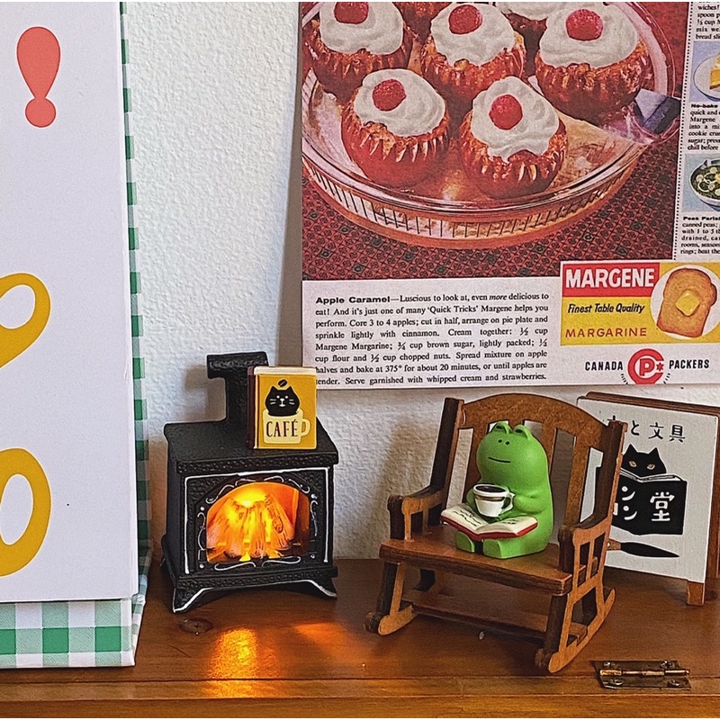 Mô hình mèo chủ đề tiệm sách