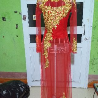 Com 9 áo dài đính đá và thêu hoa
