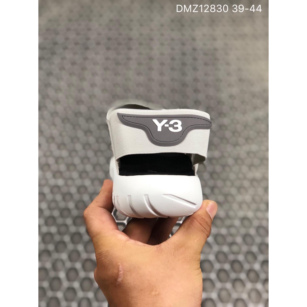 Y3 sandals are on the market. Another masterpiece of Uncle Yamamoto is novel in style and unique in design. Regardless of its thick sole, it is very light to walk, non-slip, and very comfortable on the feet. The heel is elastic with velcro. It is a m