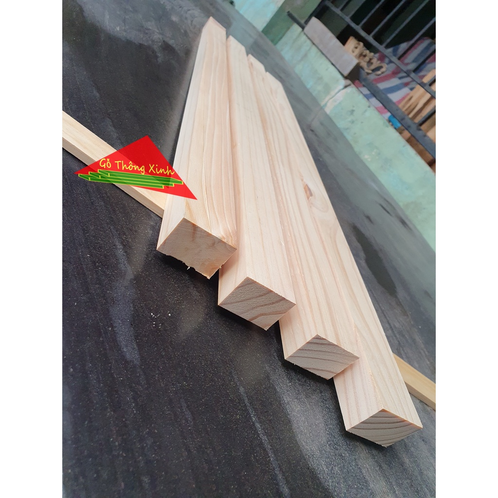 Thanh gỗ thông vuông 3x4cm, dài 80cm được bào láng 4 mặt, làm kệ, chân bàn, làm trụ, khung sườn
