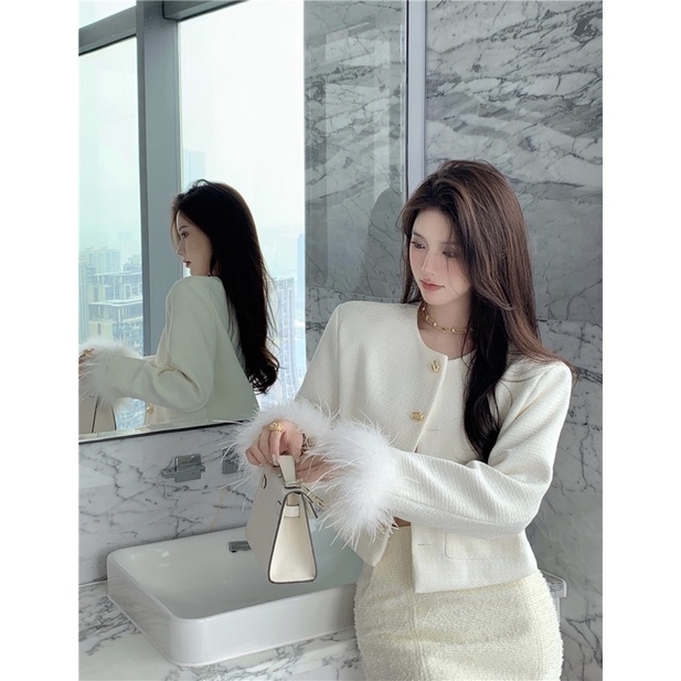 Áo dạ tweed cổ tròn, 2 túi vuông, cổ tay phối lông vũ sang chảnh