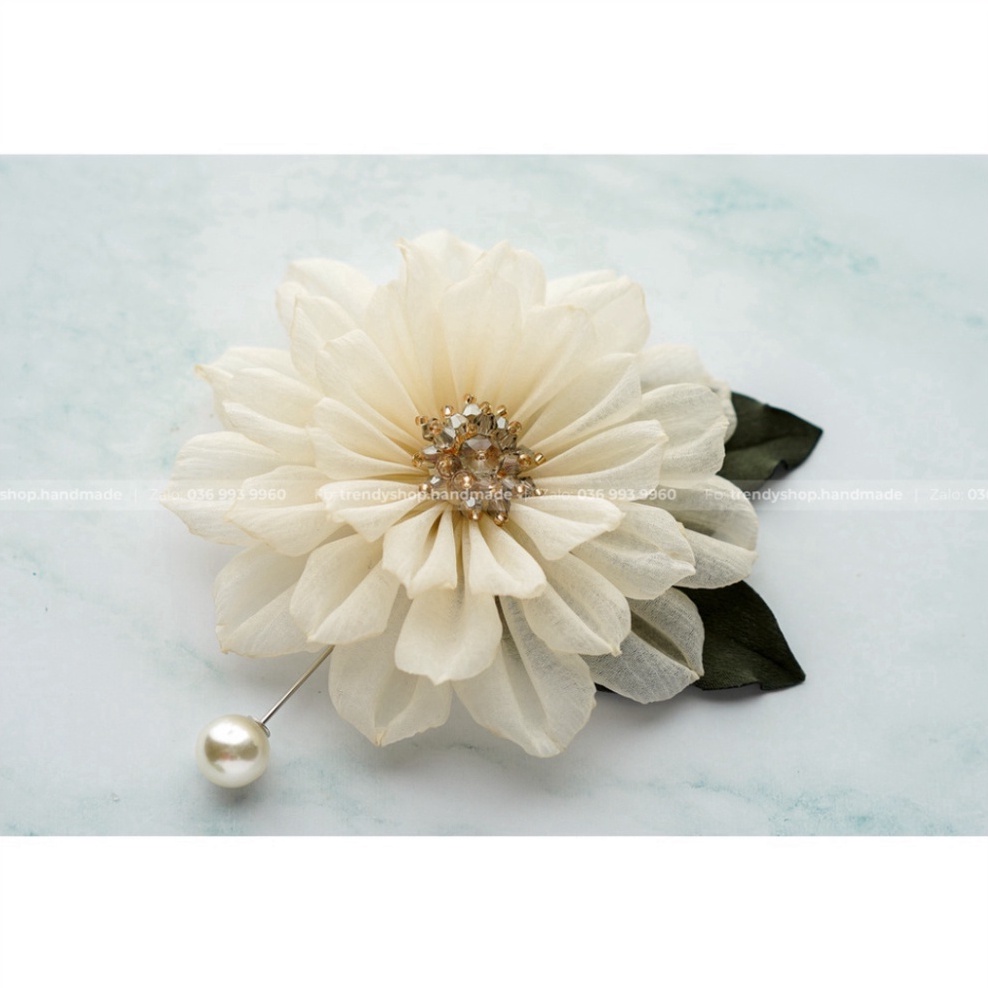 Hoa Cài Áo - Hoa thược dược cài áo cao cấp nhụy pha lê mix lá gấm - Hoa vải cài áo handmade.