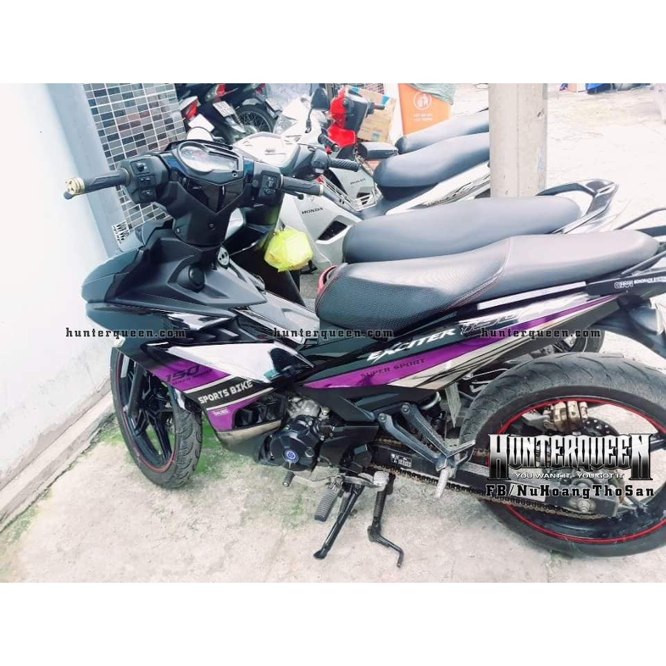 Tem Exciter 150. Tem LC, xe đen, tem tím cà. Chất liệu crom. Chỉnh sửa theo yêu cầu. Sắc nét, bền màu, chống nước