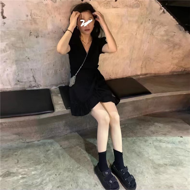 Đầm len Perty tay phồng màu đen dễ phối đồ phong cách Hàn Quốc thời trang cho nữ