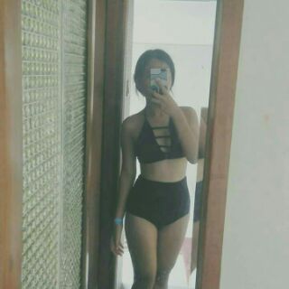Bikini yếm hở ngực
