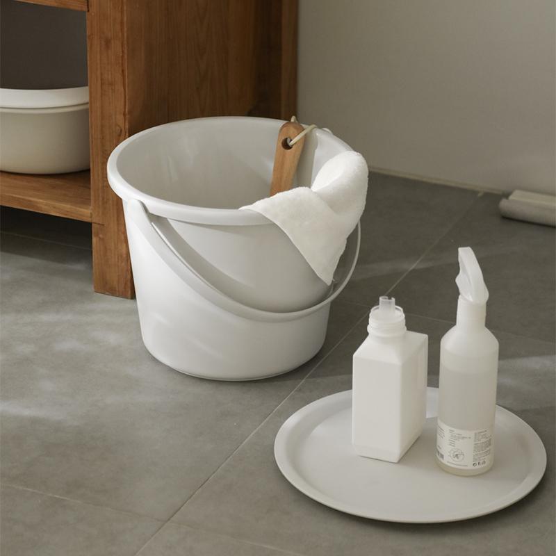 Xô nước có nắp đậy và quai xách tiện lợi màu trắng xám