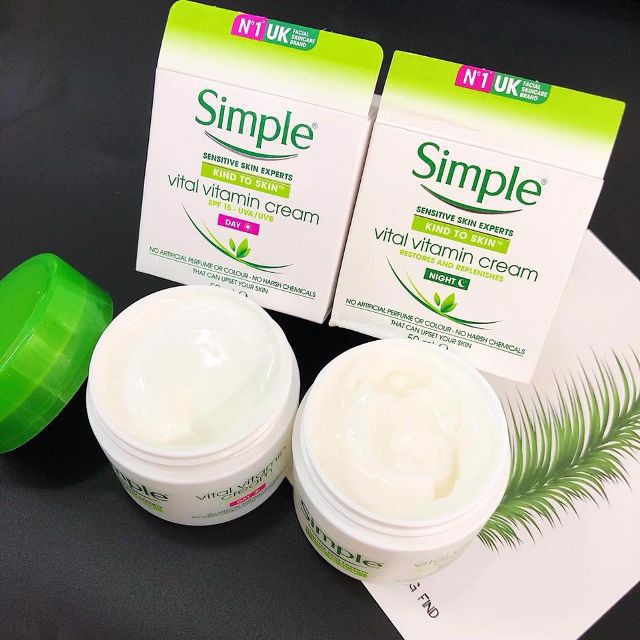 Kem Dưỡng Da Ban Ngày Simple Kind To Skin Vital Vitamin Day Cream SPF15 50ml Cho Da Nhạy Cảm
