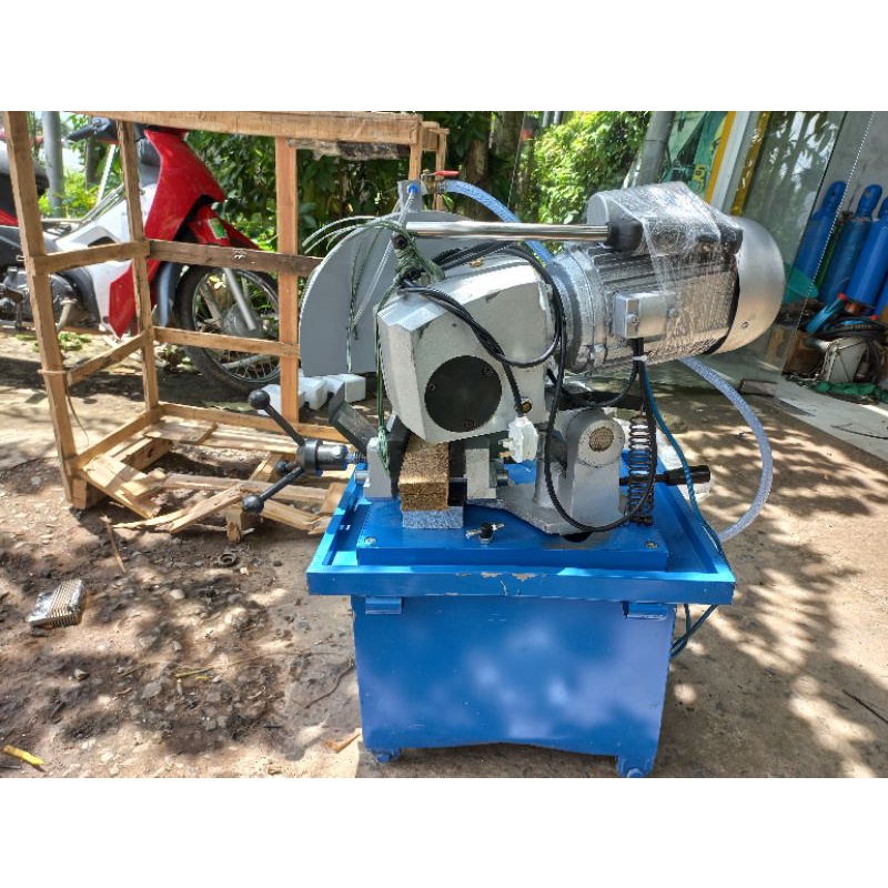 Máy cắt sắt và inox không Bavia