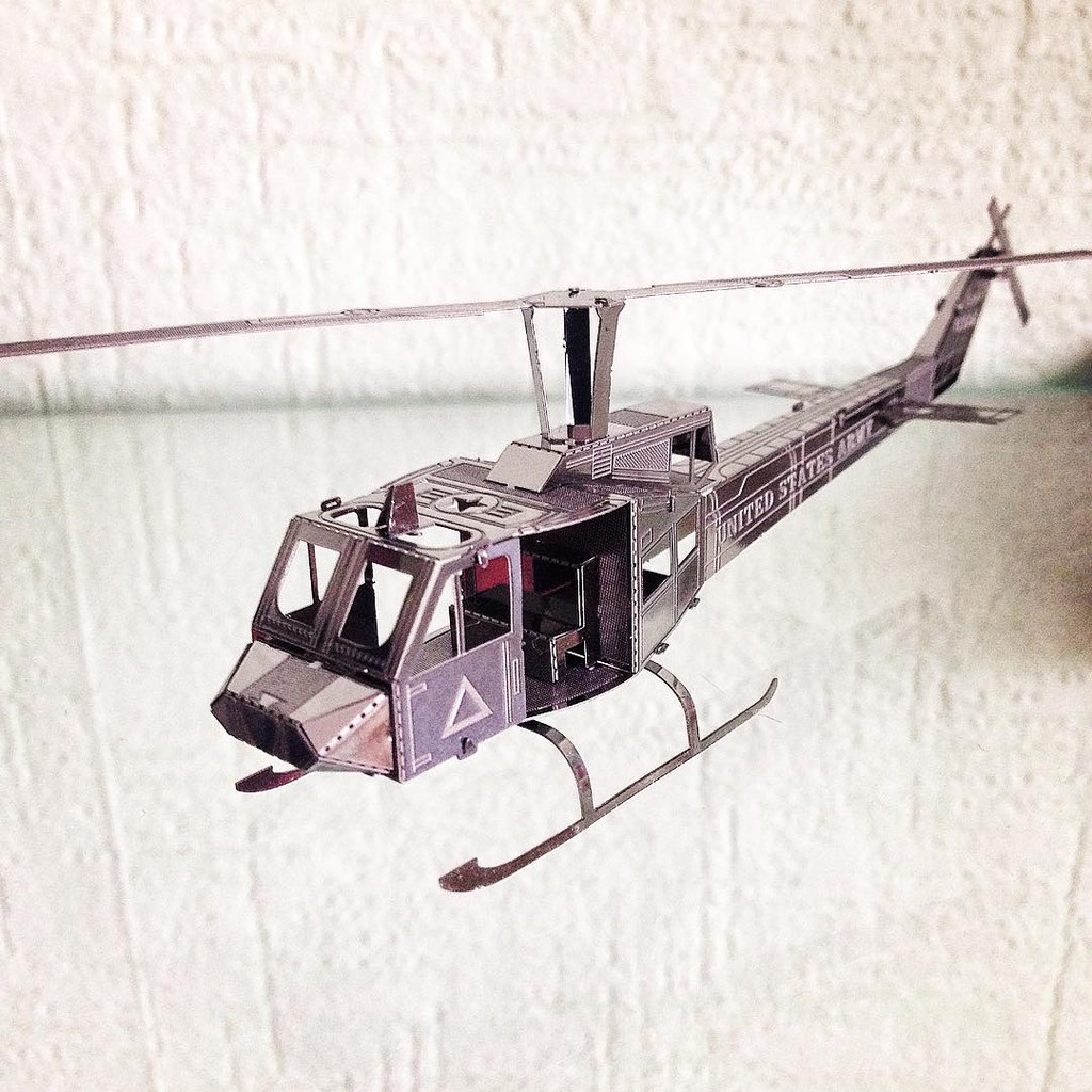 Mô hình 3D kim loại lắp ráp Máy bay UH-1 Huey [Chưa lắp]