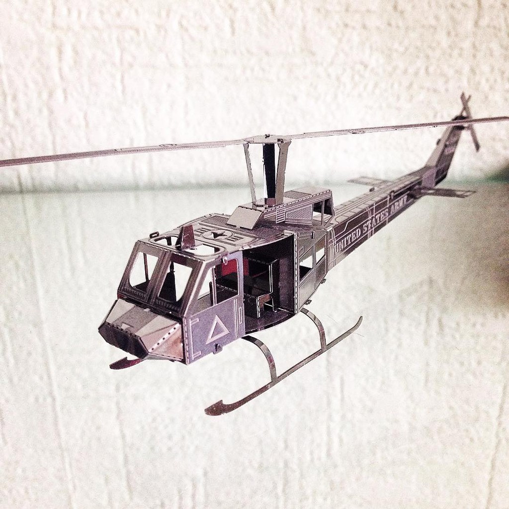 [Mã LIFETOYS1 giảm 30K đơn 99K] Mô hình 3D kim loại lắp ráp Máy bay UH-1 Huey [Chưa lắp]