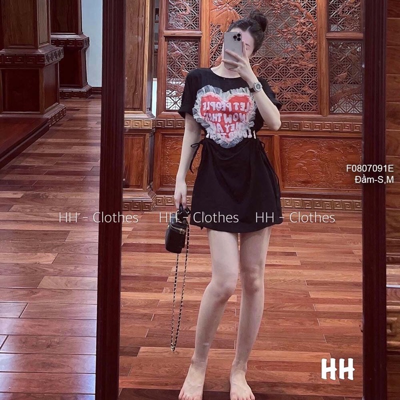 Đầm đen khoét rút eo hai bên ngực in chữ hình trái tim phối viền bèo lưới