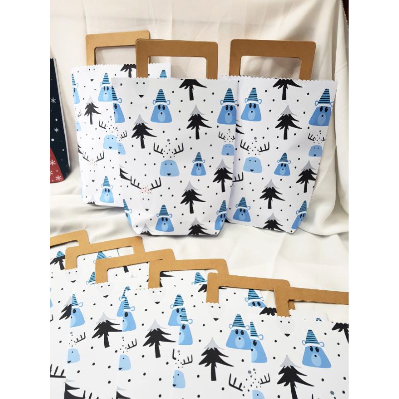 Túi giấy đựng quà giáng sinh 23cm x 17cm