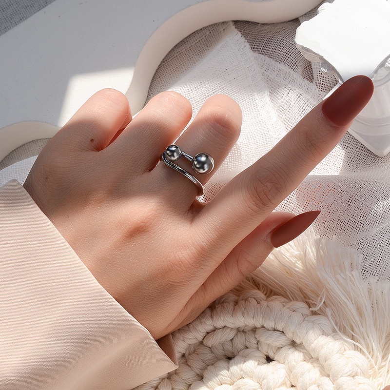 Nhẫn titan 2 bi tròn xoắn không gỉ UR200303WR2206