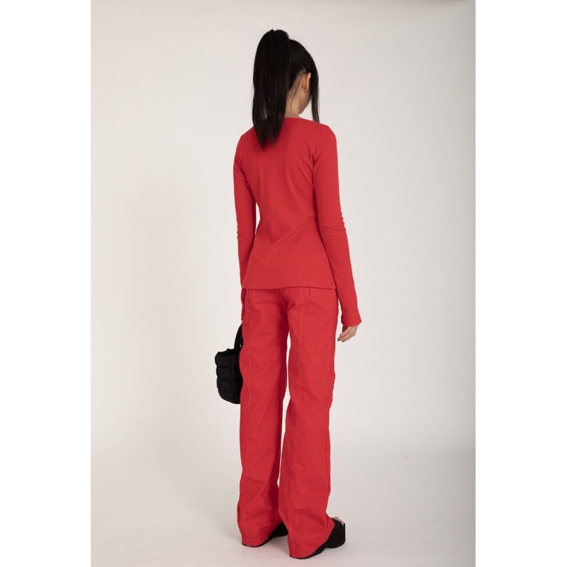 #aeiejr UNEVEN PANTS— con nhỏ hẳn chưa có chứ quần đỏ phải có một chiếc. | BigBuy360 - bigbuy360.vn