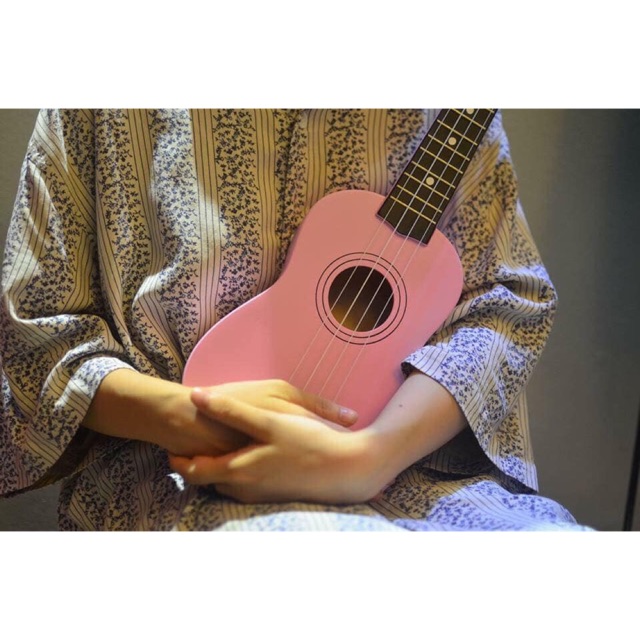 Ukulele màu hồng nhạt