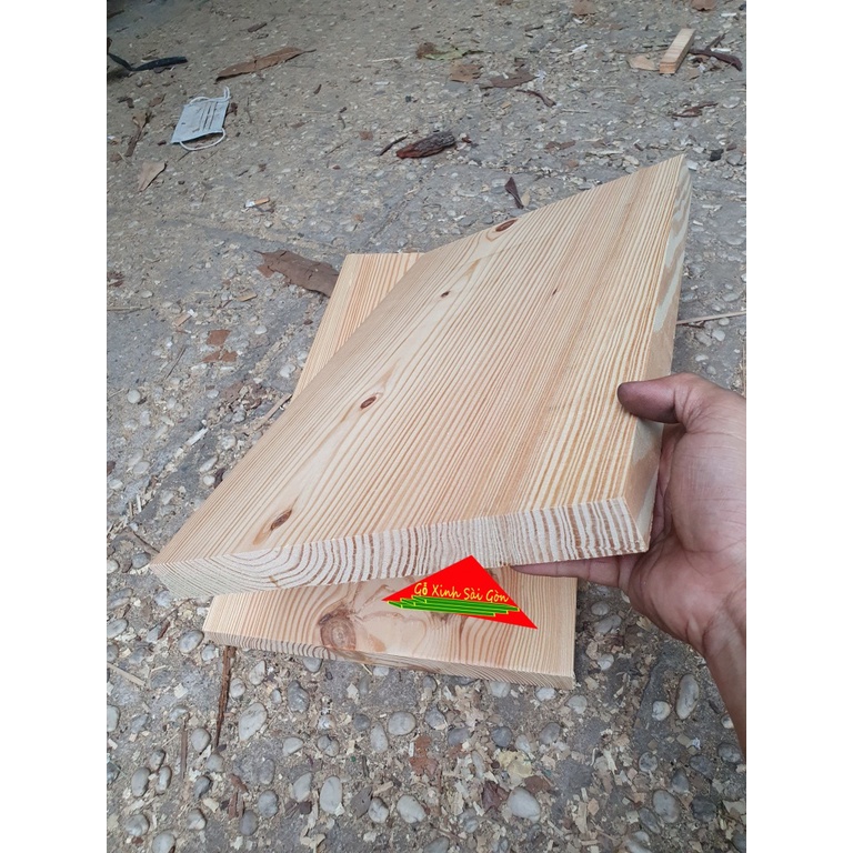 Tấm gỗ thông dày 3cm, rộng 24cm, dài 50cm dùng làm kệ âm tường, xích đu, bậc cầu thang, trang trí, làm mặt bàn,mặt ghế