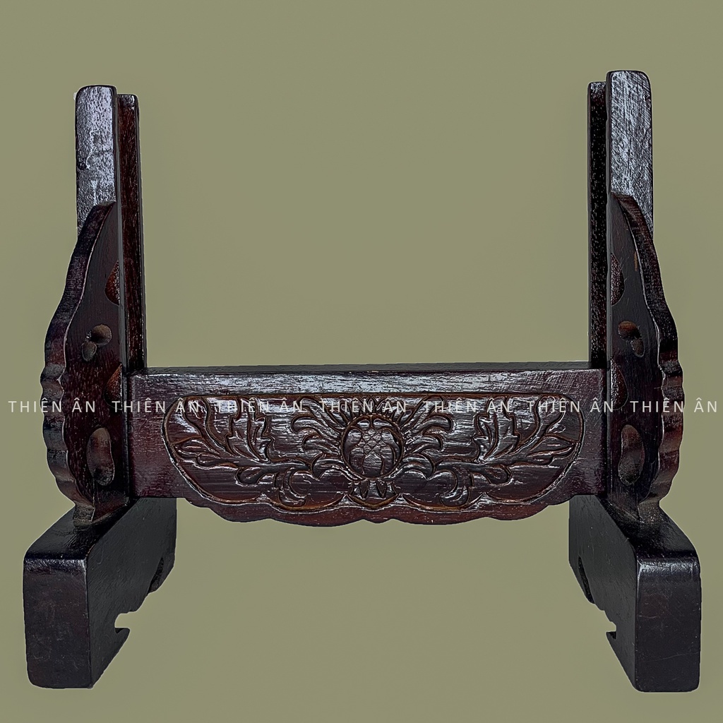 Chân khung hình thờ bằng gỗ giúp khung hình cao hơn 11cm, trang nghiêm hơn có 2 màu