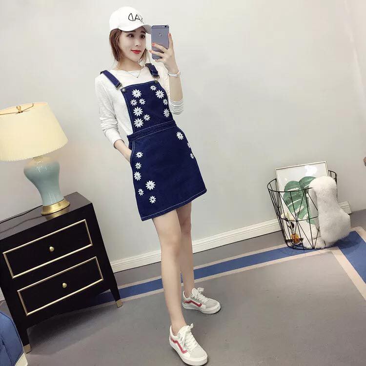 Váy yếm thêu hoa size S