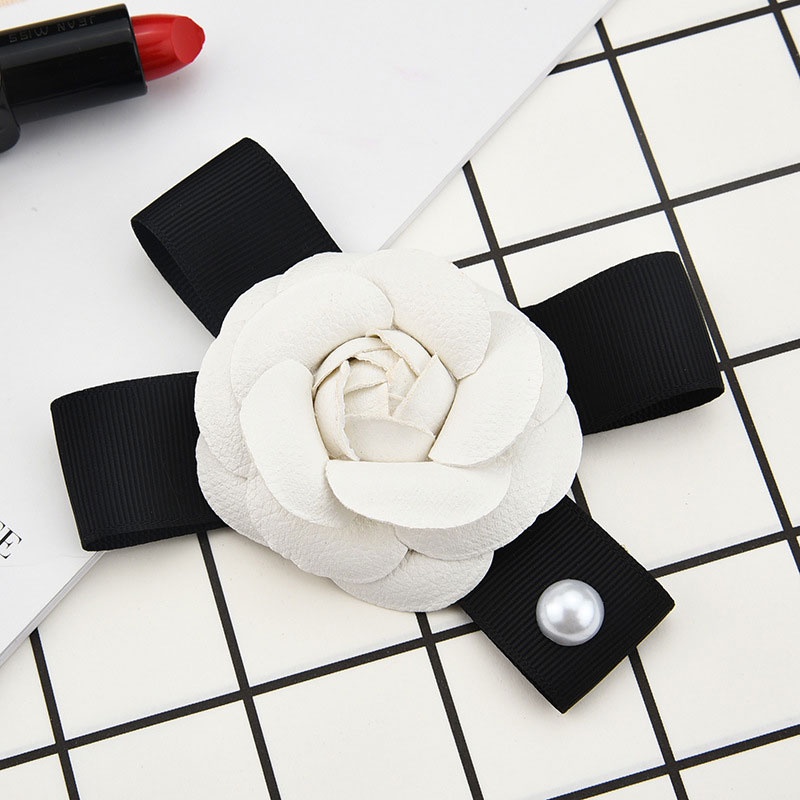 Trâm cài áo hình hoa trà đính ngọc trai giả sang trọng