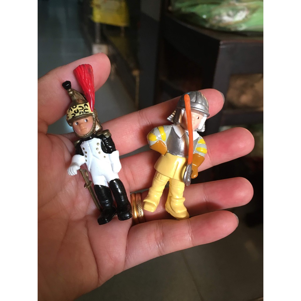 Mô hình người mang trang phục truyền thống của nhiều quốc gia