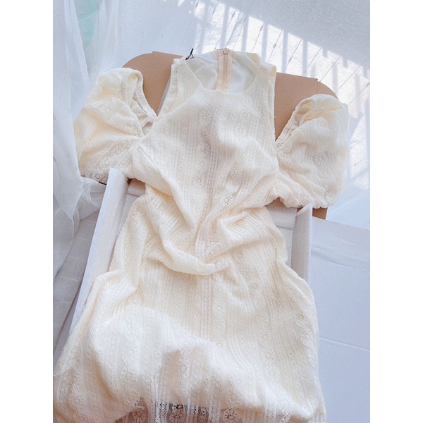 Váy ren cổ yếm khoét vai