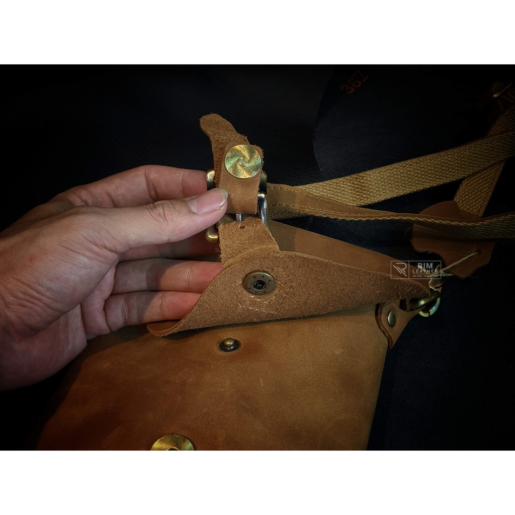 Túi Đeo Chéo Unisex Mini Da Bò Sáp Khóa Bấm Giả Cài Nhỏ Gọn Độc Đáo