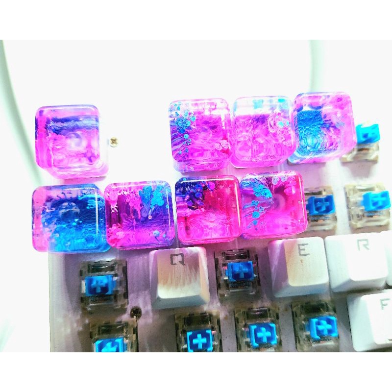 Keycap resin cube xanh hồng trang trí bàn phím cơ gaming.
