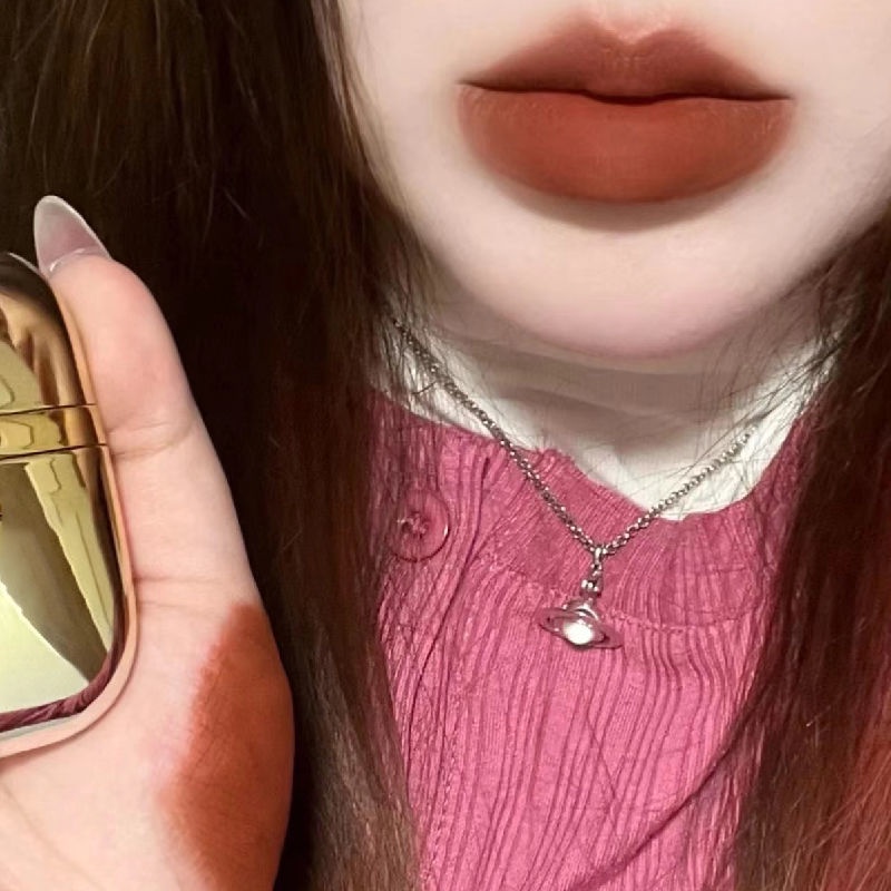 Son Môi Chống Thấm Nước Và Không Phai Màu Với Thiết Kế Vỏ Màu Vàng Đồng Sang Trọng