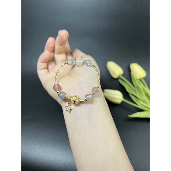 Vòng tay màu hồng mix charm
